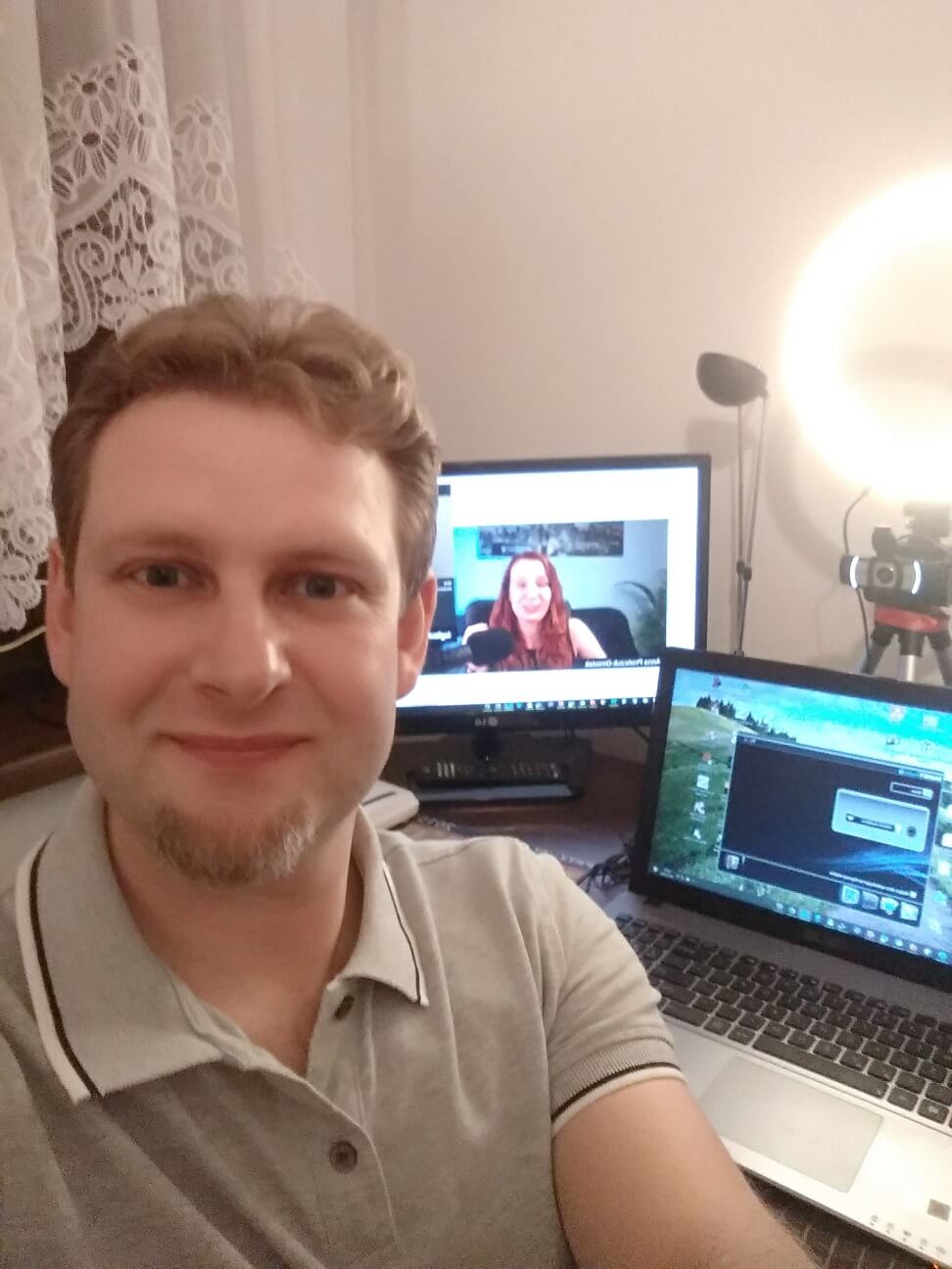 Pierwszy wpis na blogu Swój Mały Biznes przedstawia autora Wojciecha Zielonki podczas pracy zdalnej.